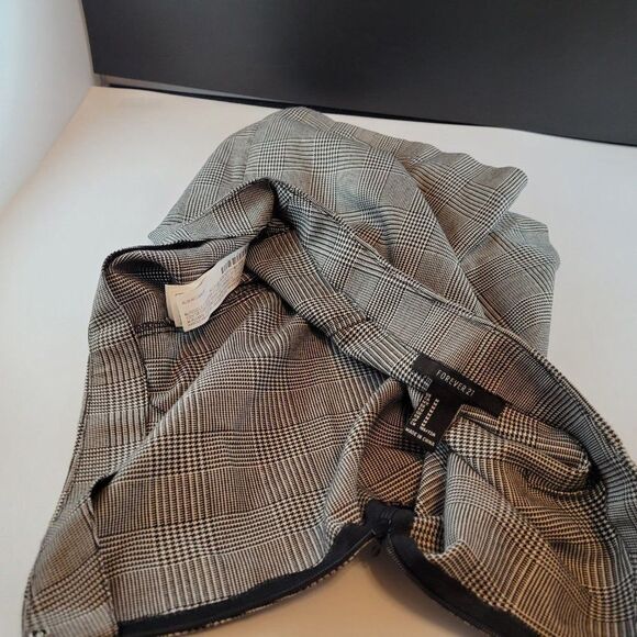 WOMEN"S FOREVER 21 SIDE ZIP CLOSURE SHORT - Picture 14 of 16